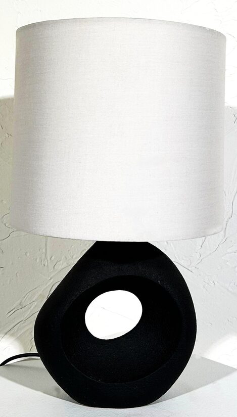 Melnbalta galda lampa